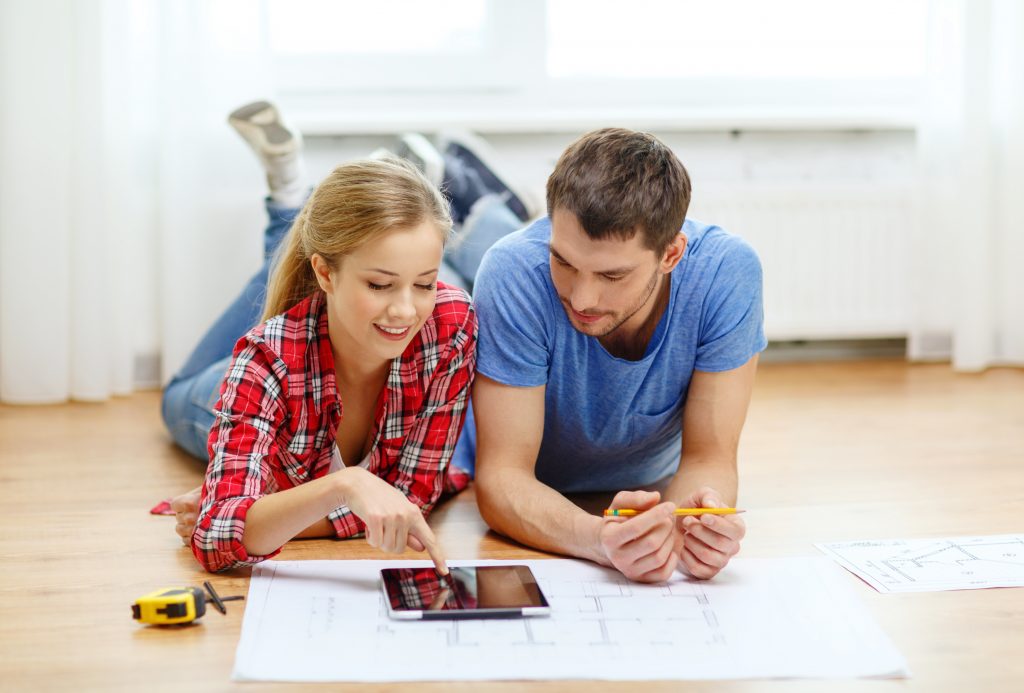 Jeune couple regardant des plans.