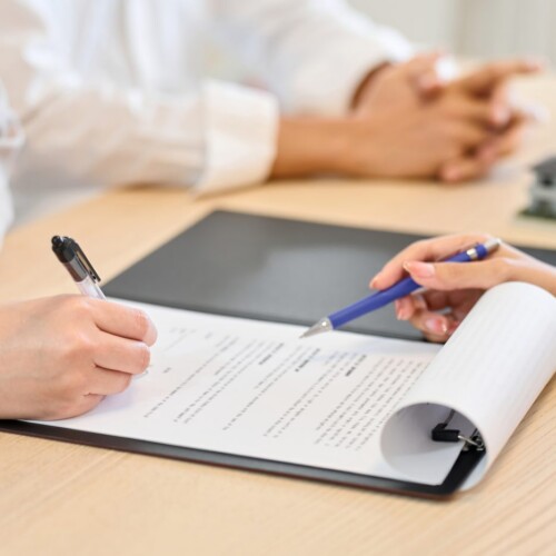 Signature d'un contrat hypothécaire avec un courtier lors d'un transfert d'hypothèque