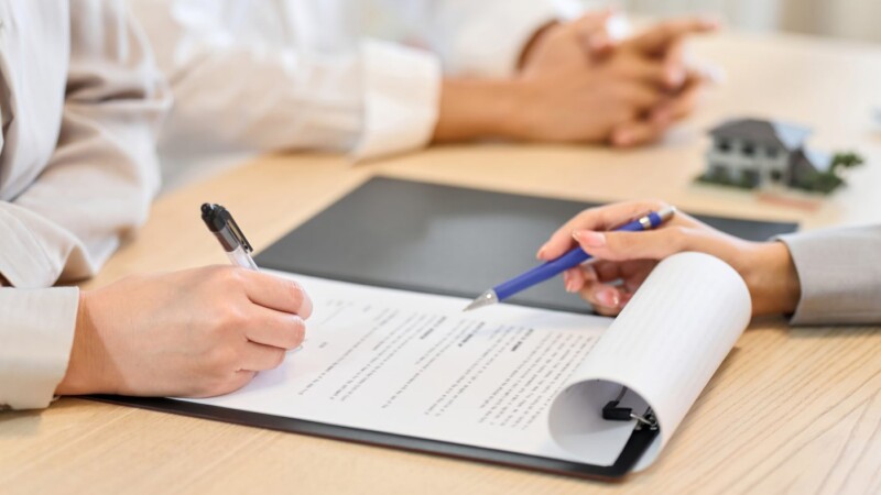 Signature d'un contrat hypothécaire avec un courtier lors d'un transfert d'hypothèque