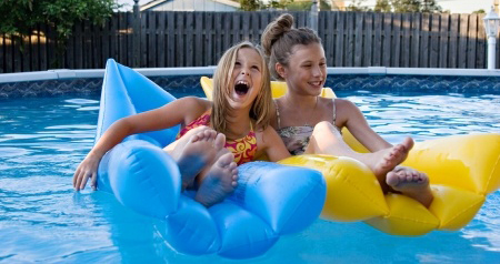 enfants jouant dans la piscine