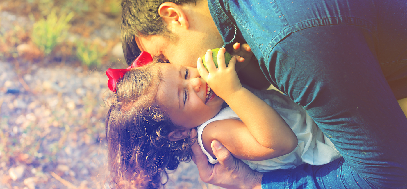 père faisant un calin à sa fille