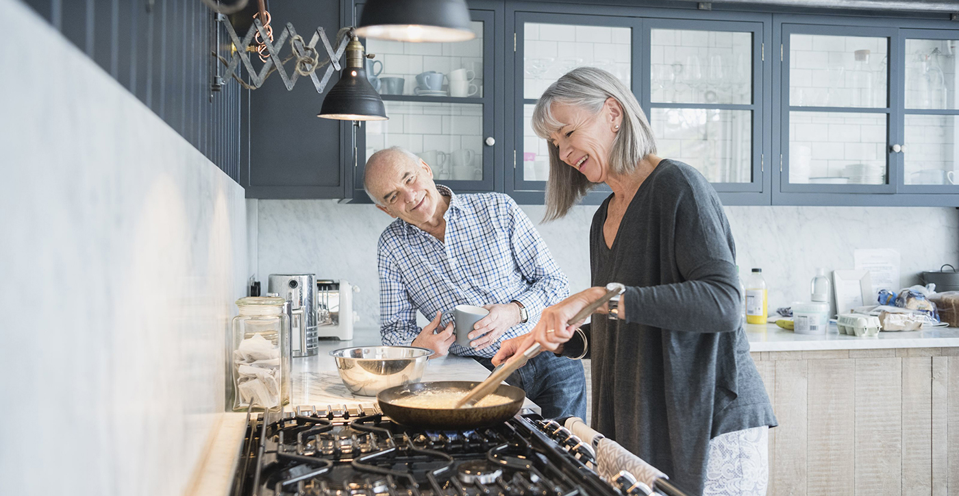 couple de retraités qui cuisine