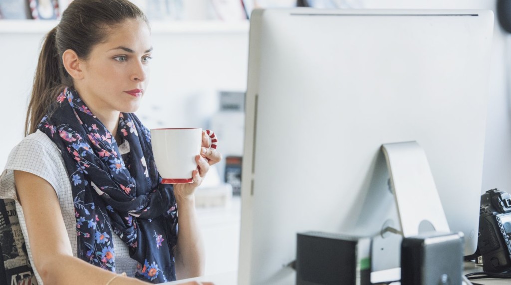 Femme qui travaille à l'ordinateur