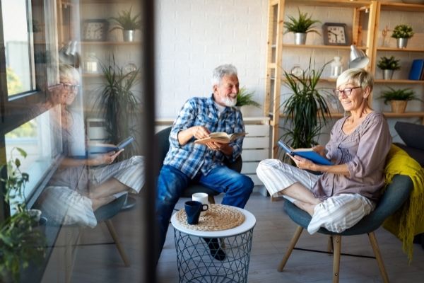 Couple de retraités heureux | Multi-Prêts Hypothèques