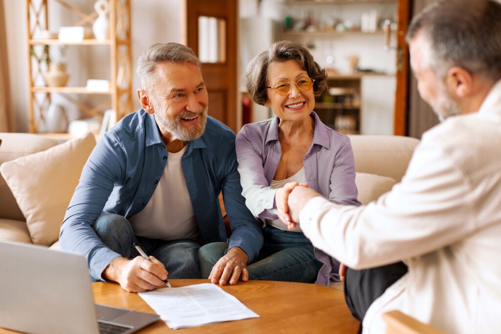 Un couple de retraités heureux concluant un contrat d'assurance et de succession, des clients satisfaits serrant la main d'un courtier, une réunion avec le directeur de banque pour finaliser un contrat d'investissement