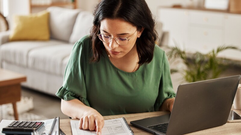 Jeune femme devant un ordinateur portable qui fait un budget - Comment faire un budget pour gérer ses finances - Blogue | Multi-Prêts Hypothèques