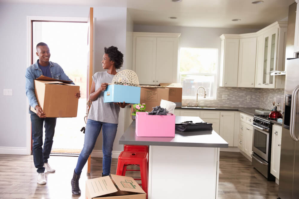 Couple qui emménage dans une maison financée avec Multi-Prêts hypothèques