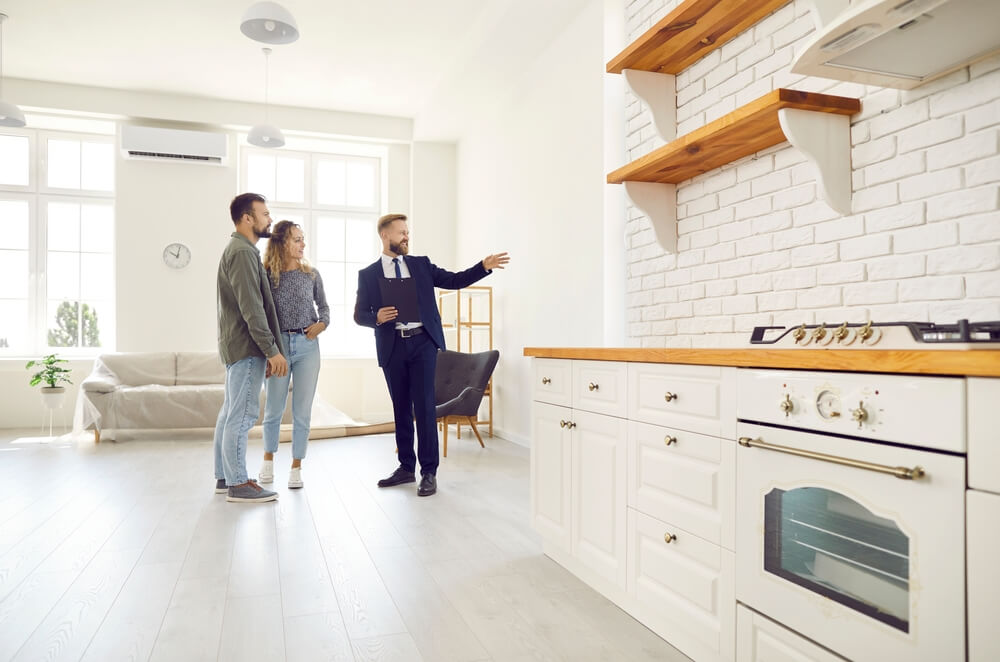 Couple qui visite une maison et planifie son hypothèque avec Multi-Prêts