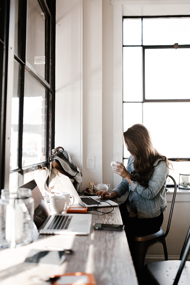 Women sitting at a desk- Credit score | Multi-Prêts Hypothèques