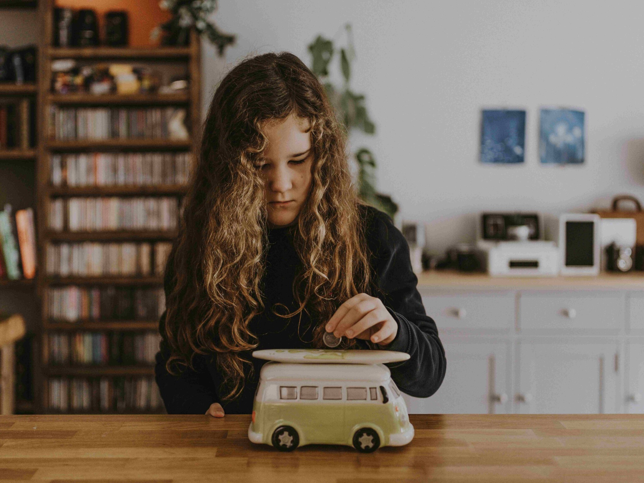 Enfant jouant avec une voiture sur une table - Bâtir son historique de crédit | Multi-Prêts Hypothèques