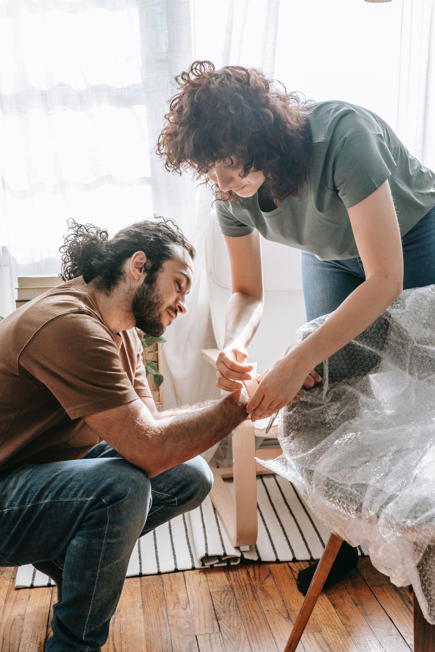Couple préparant ses meubles pour un déménagement - Acheteurs d'une première maison - Nouvel achat | Multi-Prêts Hypothèques