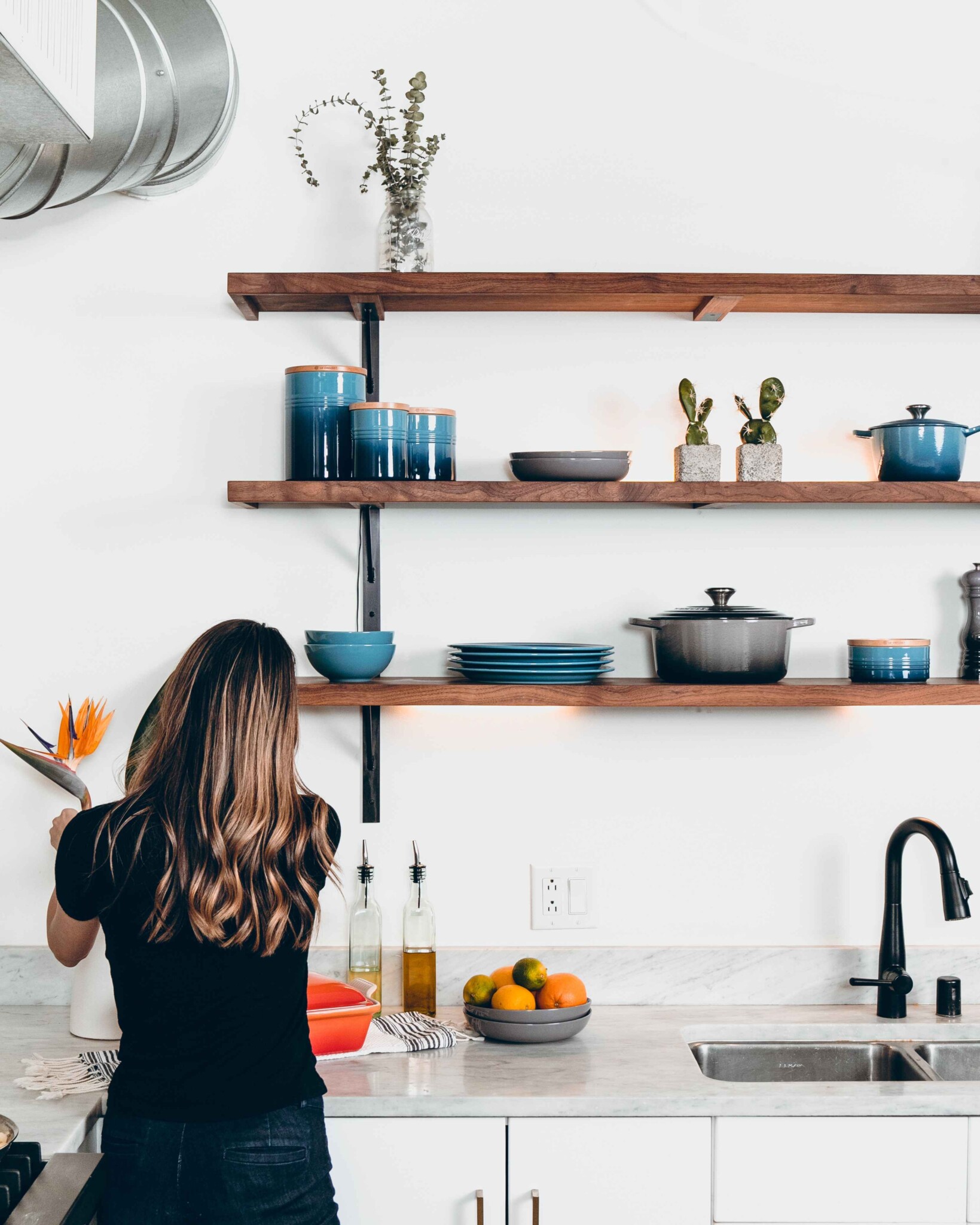 Femme dans une cuisine - Assurances Vie et Habitation | Multi-Prêts Hypothèques