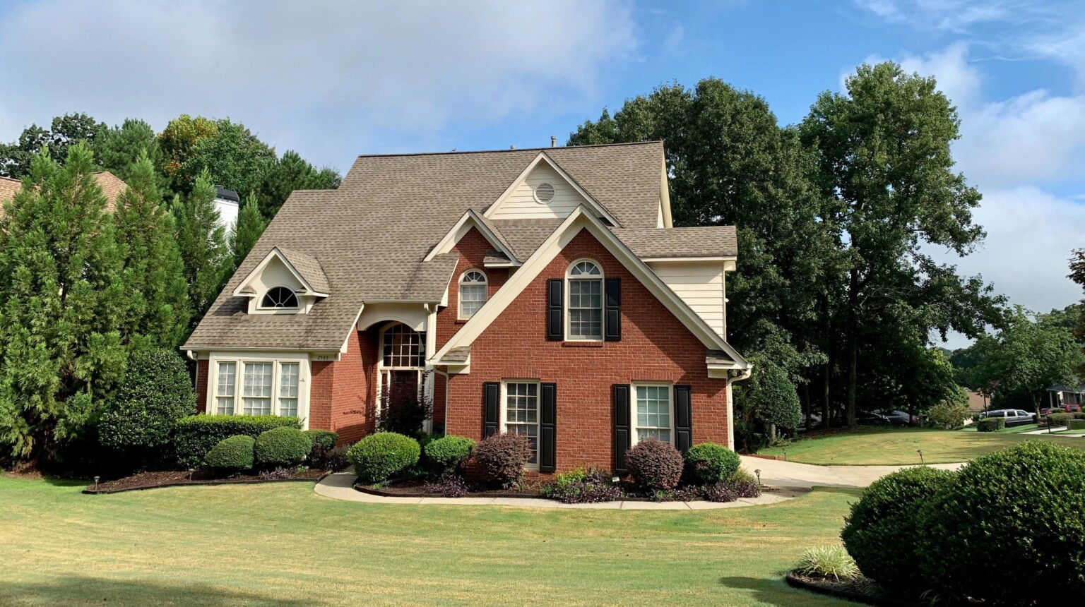 Maison unifamiliale de brique rouge sur un grand terrain verdoyant - Hypothèque inversée -Refinancement hypothécaire | Multi-Prêts Hypothèques