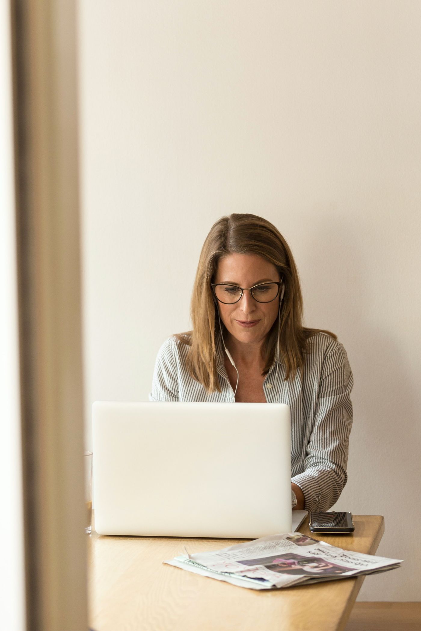 Femme travaillant de façon concentrée, installée devant un ordinateur portable - Foire aux Questions - FAQ - Carrières | Multi-Prêts Hypothèques