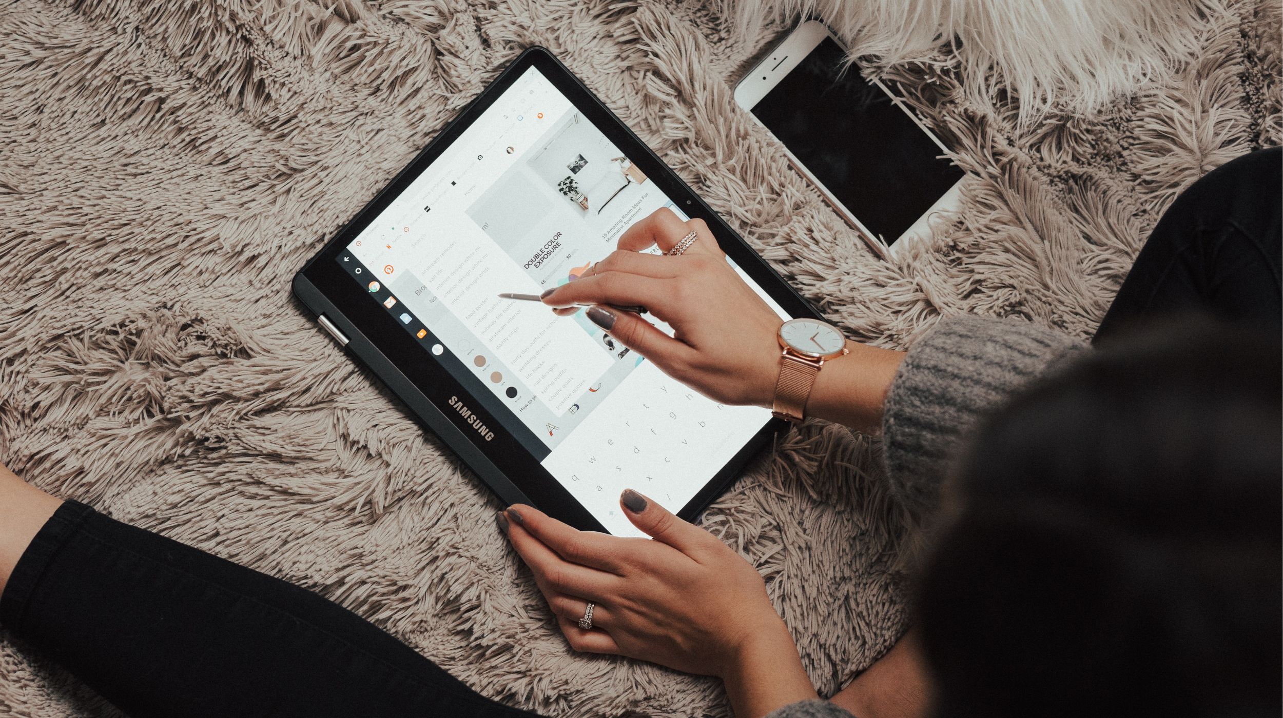 Person working on a design on their tablet sitting on the floor on a shag carpet - An exceptional career - Marketing - Careers | Multi-Prêts Hypothèques