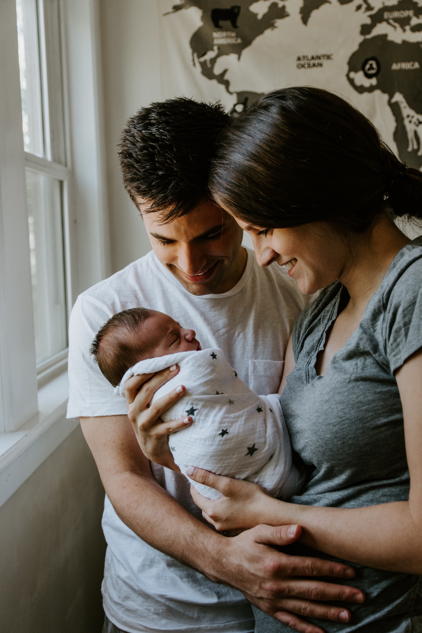 Happy young parents with newborn baby - Simplinsur - Multi-Prêts Mortgages