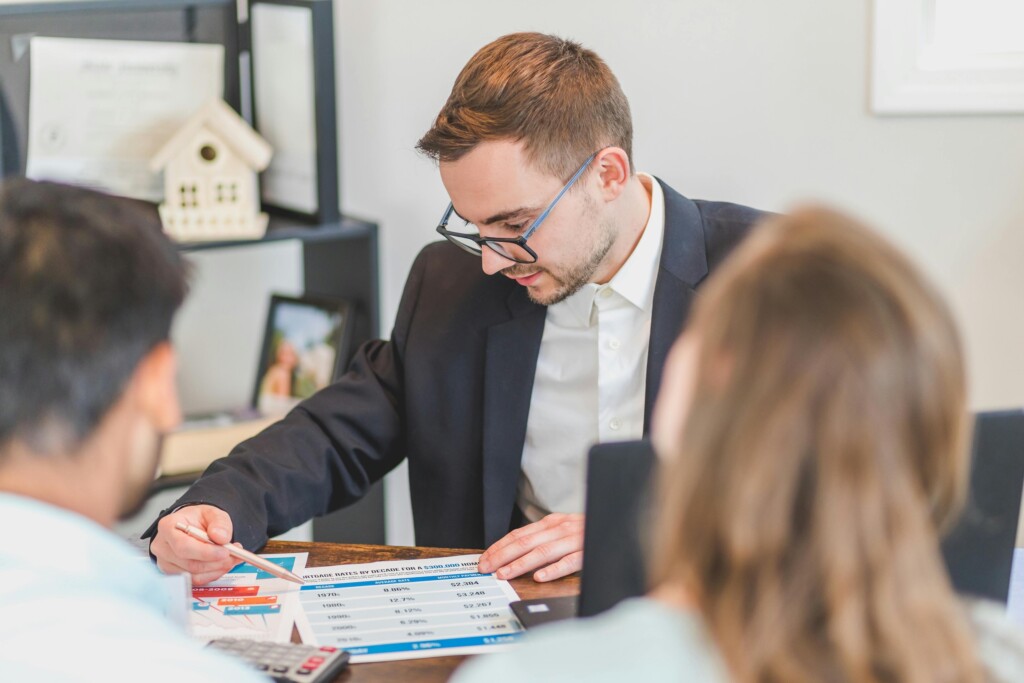 couple getting a mortgage refinancing analysis